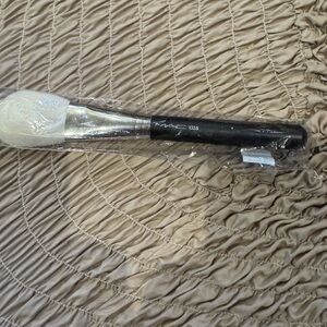 MAC 135s Makeup Brush powder brush